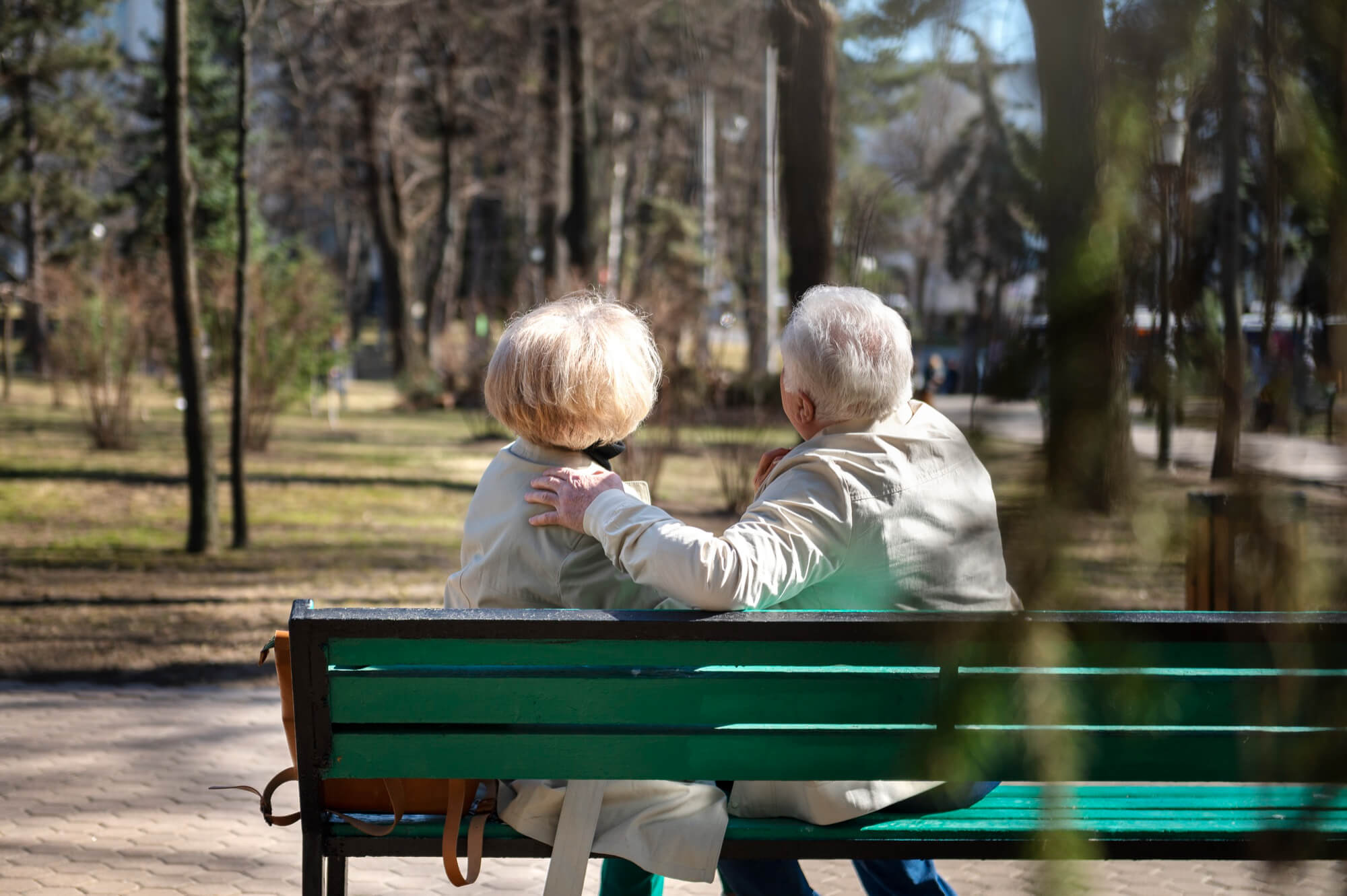 senioren-die-auf-einer-bank-im-park-sitzen (1)